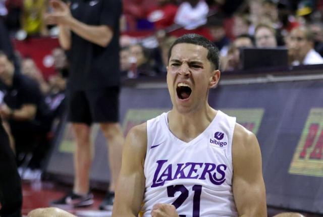 开云官网-5战三分30中17！湖人等来2米06神射手 佩总捡漏了