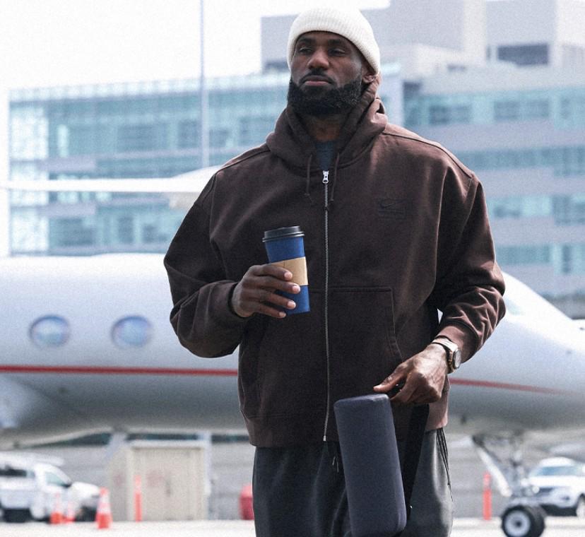 开云在线直播-詹姆斯该离开湖人？阿里纳斯：他让你失望过吗？他有拉胯年吗